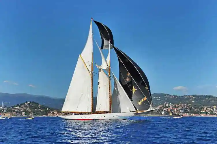 风暴背景中的帆船