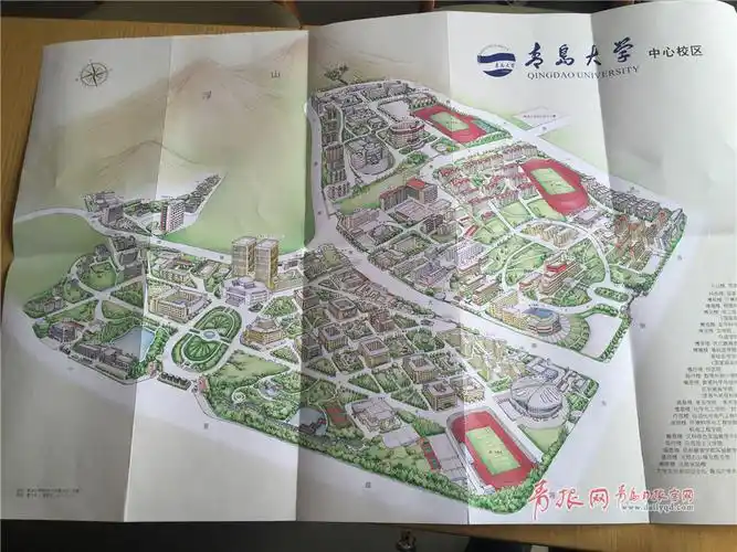这款长75厘米,宽50厘米的青岛大学文化地图,这是他和两个朋友成立青绘
