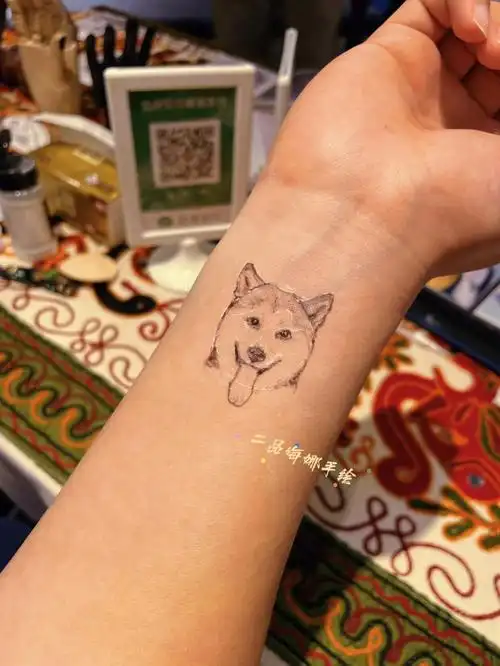 猫猫狗狗画在身上呢,好像时时刻刻陪着自己#海娜手绘  #海娜手绘纹身