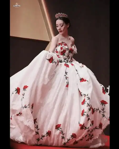 盘点迪丽热巴10套最佳造型,可美艳能优雅,没她驾驭不了的时尚_好身材