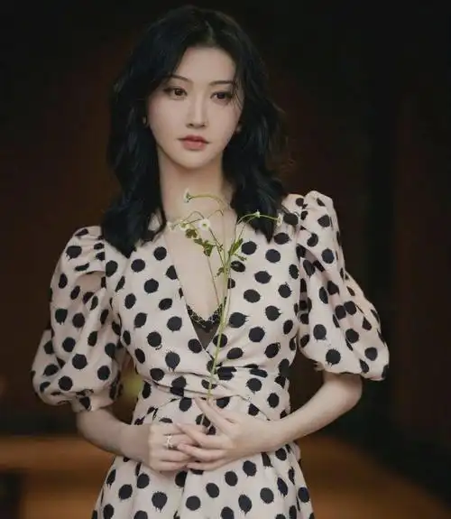 春日发型景甜同款复古浪漫卷发来咯