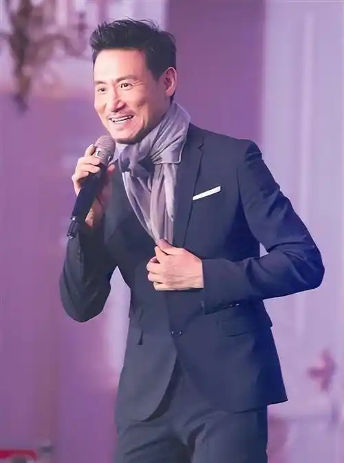 甚至强调祖籍天津塘沽的,香港回归祖国前夕,张学友激动的表示,再也不