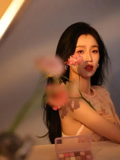 虞书欣丸子头托脸照##虞书欣3ce品牌大使