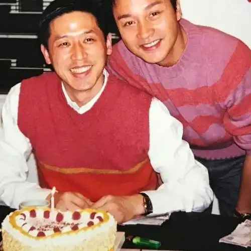 张国荣不畏世俗眼光大胆公开与唐鹤德的恋爱关系必然引起不小的轰动