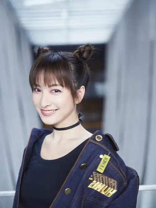 杨丞琳和吴昕仅差1岁同是运动背心造型竟然一个比一个少女