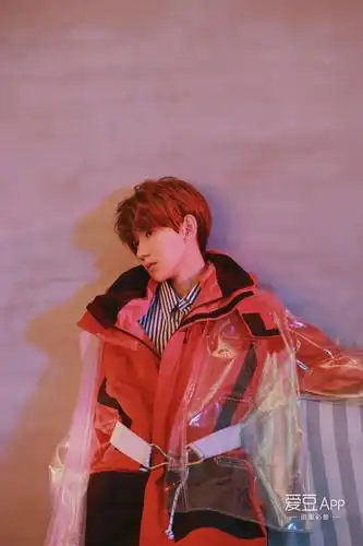 [消息]王源时尚杂志封面花絮来袭 少年一半成熟一半纯真