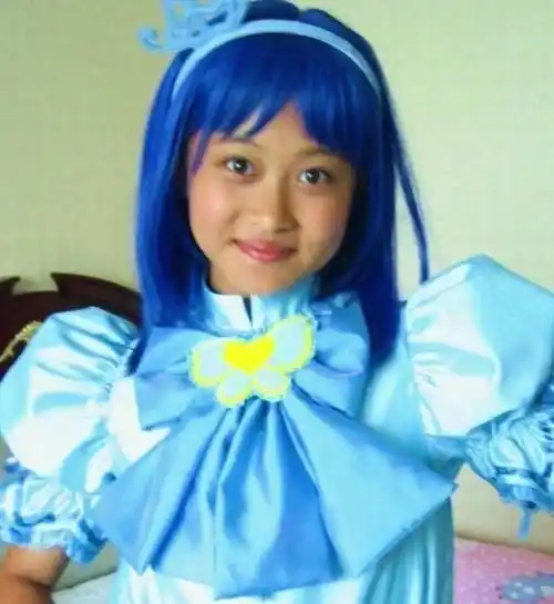 学习成绩不佳的女孩,甚至留级与妹妹同班,变成小魔仙之后是蓝色头