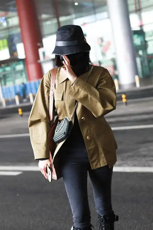 1/62021年3月12日,北京,宋佳现身机场.