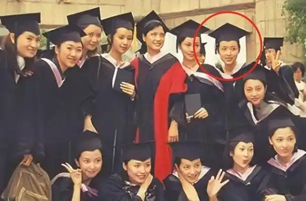她曾与黄晓明,陈坤等同窗同学,备受老师关注,如今他们皆成为行业大腕.