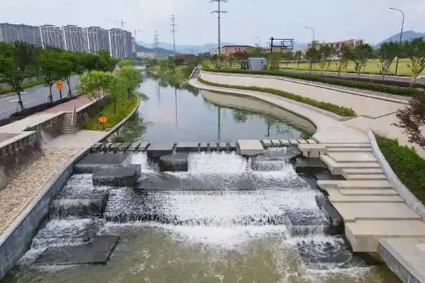 驳岸,优化构筑10道不同造型和特色的堰坝景观等打造滨水生态景观廊道