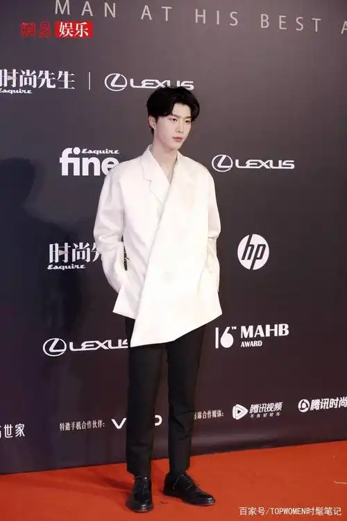 范丞丞首次亮相韩国,风衣配荧光运动鞋,腿长不输韩国欧巴