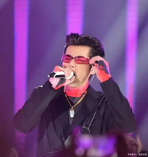 嘻哈歌手吴亦凡佩戴金项链