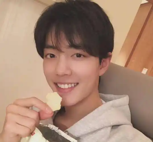 肖战这个自拍是小奶狗的风格,谁看了不迷糊,关键还是素颜的.