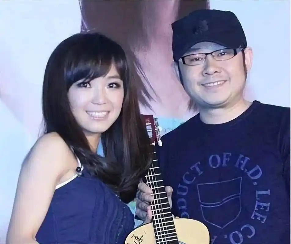 刀郎离婚30年,前妻含泪自述:他住豪宅,我却一无所有