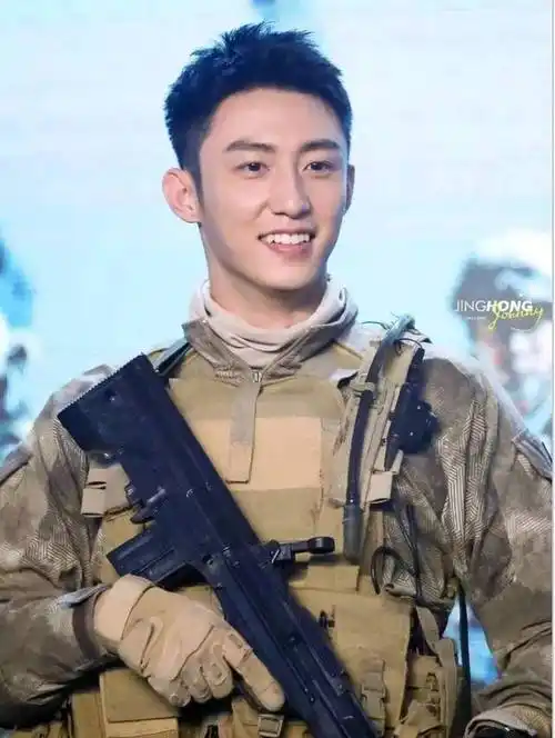 虎牙帅哥黄景瑜,穿上军装帅出新高度