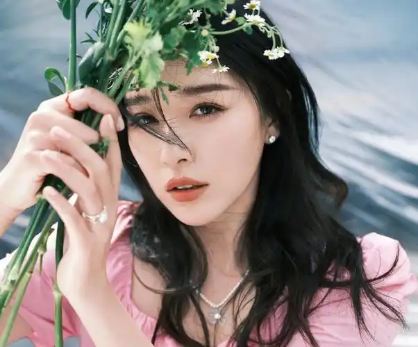 35岁阚清子被圈内男友求婚!无名指戒指抢眼,男方却因穿搭引争议