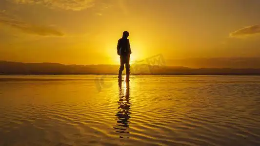 人像剪影日落一个人水上倒影摄影图配图