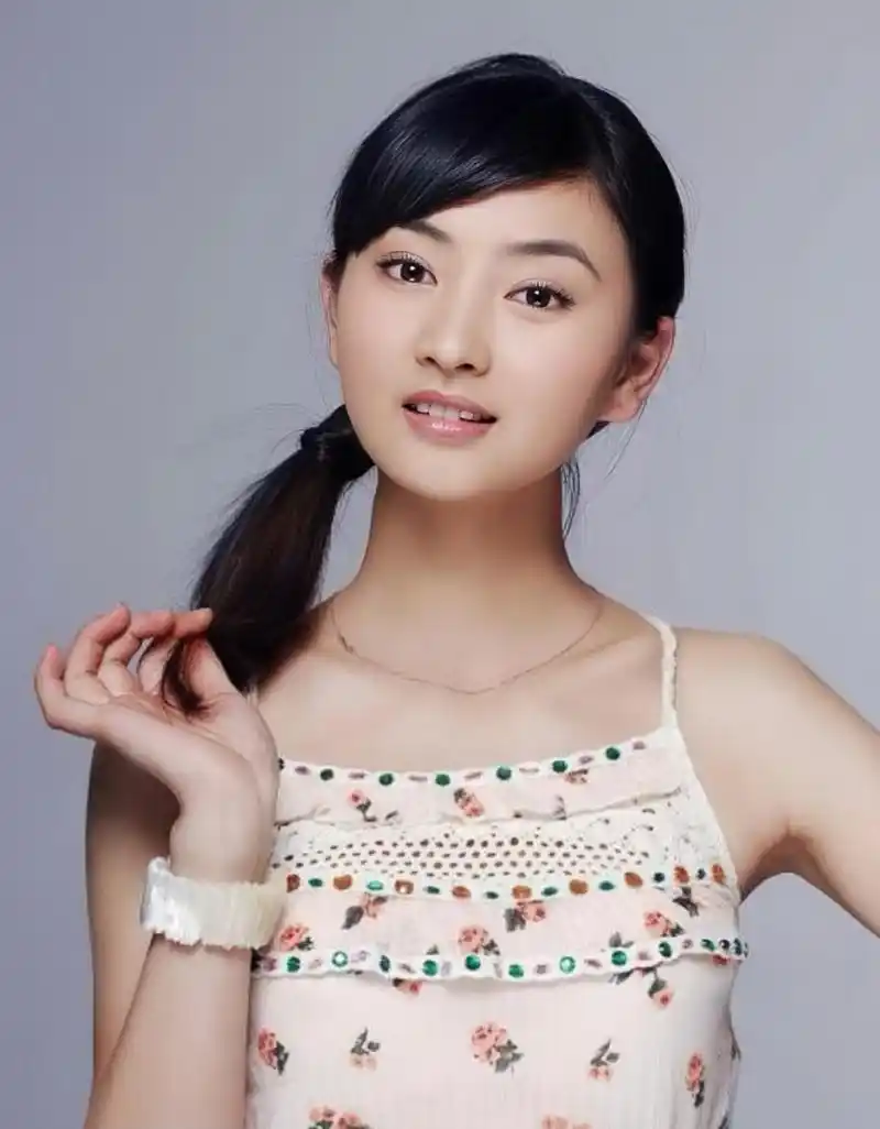 斓曦为了演沈眉庄把虎牙拔掉了,才获得了演出机会.