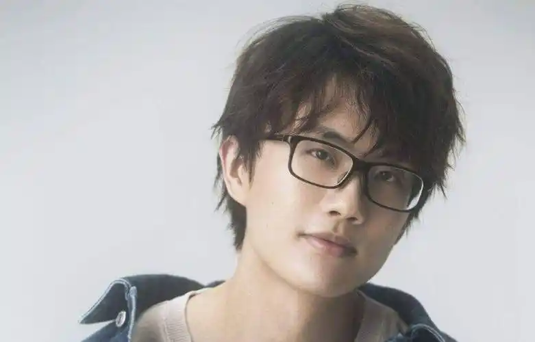 现在的许嵩不红了?实际上,许嵩从来不需要所谓的红与_