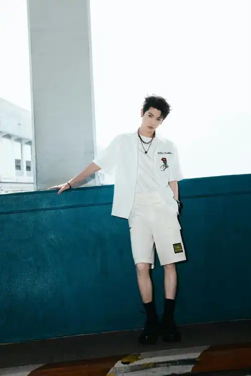 黄明昊lv香港大秀造型#黄明昊 justin 今晚出席lv香港大秀的造型图集