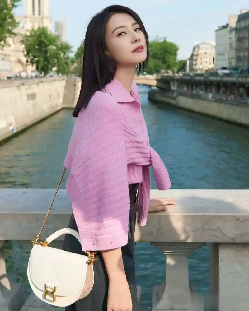 高圆圆又带火一种新穿搭,粉色针织衫 灰色西装裤,高级减龄