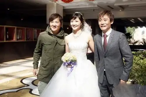 相声演员高峰老婆徐杰照片     高峰老婆,名叫徐杰,现为北京德云社