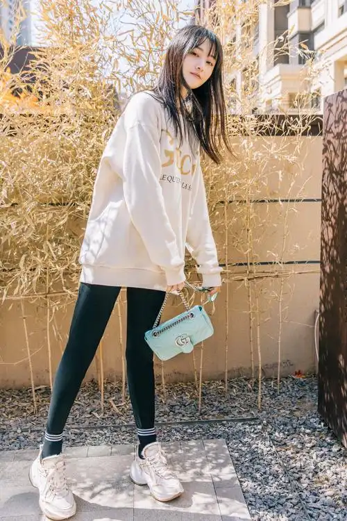 郑爽复工后首晒照,穿宽松卫衣配紧身裤,清新感仿佛变身楚雨荨