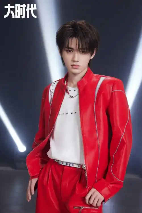 宋亚轩超话indevilbeauty超话《大时代》舞台特别定制翩翩少年一袭