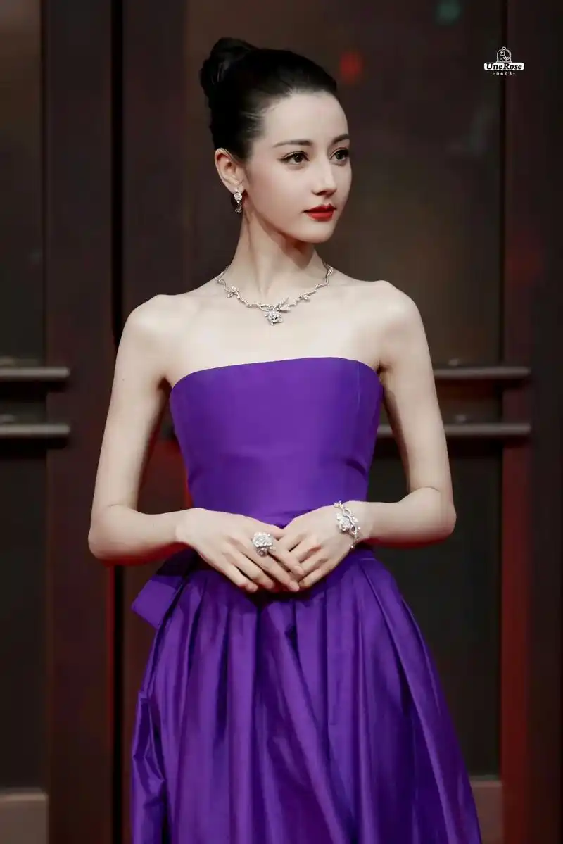 今晚的热巴紫色露背裙#红毯造型 #热巴新图 #迪丽热巴迪奥品 - 抖音