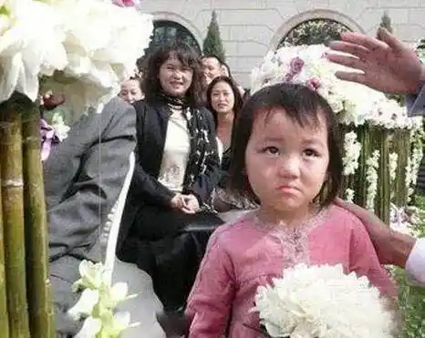 原创王菲罕见晒全家福妈妈高贵优雅比她还抢眼老爸哥哥儒雅绅士