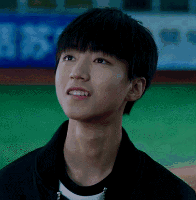 王俊凯明星帅气阳光gif动图_动态图_表情包下载_soogif