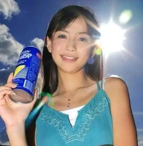 杨颖18岁在日本照片曝光,大口啃雪糕毫无形象,整容与否一看便知