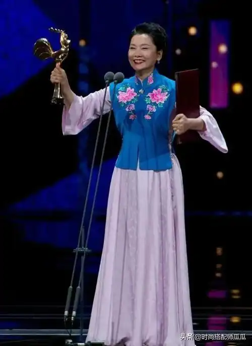 被何赛飞的打扮惊艳了穿着花哨却很高级年过60却没有大妈感