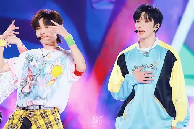 宋亚轩刘耀文牵手