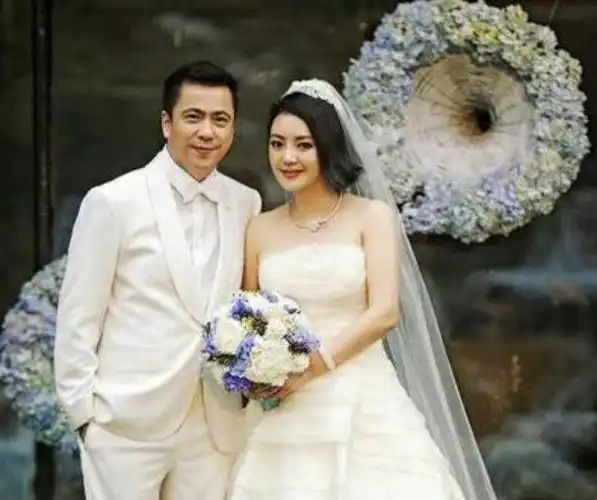 她被婆家嫌, 婚礼都没来, 现在丈夫为她补婚, 惊动娱乐圈