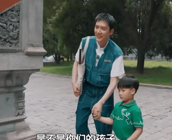 冯绍峰录节目偶遇俩小孩谁注意他下意识的举动网友颖宝眼光真毒