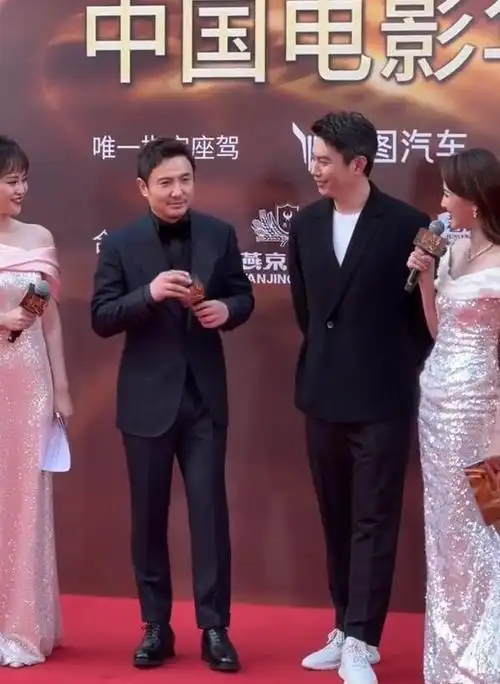 作为一位注重形象的偶像,他巧妙地选择了增高鞋来增添身高,展现出了他