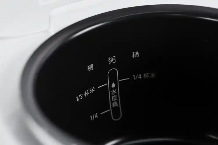 我们直接来挑战最大量度,打了三杯米洗好,根据内胆上的水位刻度线加够