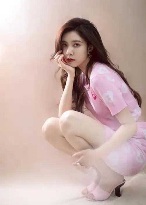 原创宋妍霏参加某综艺造型,身穿粉色爱心套装,朦胧中透露着甜美