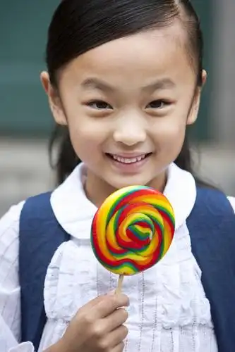 东方人,儿童,脸,头,脸颊,一个人,学生,笑,微笑,露齿笑,竖图,室外,白天