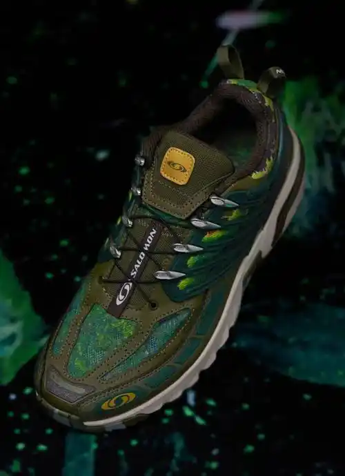 杨幂代言思加图;nike与王逢陈联名;巴黎世家全新机车靴引热议;vans"