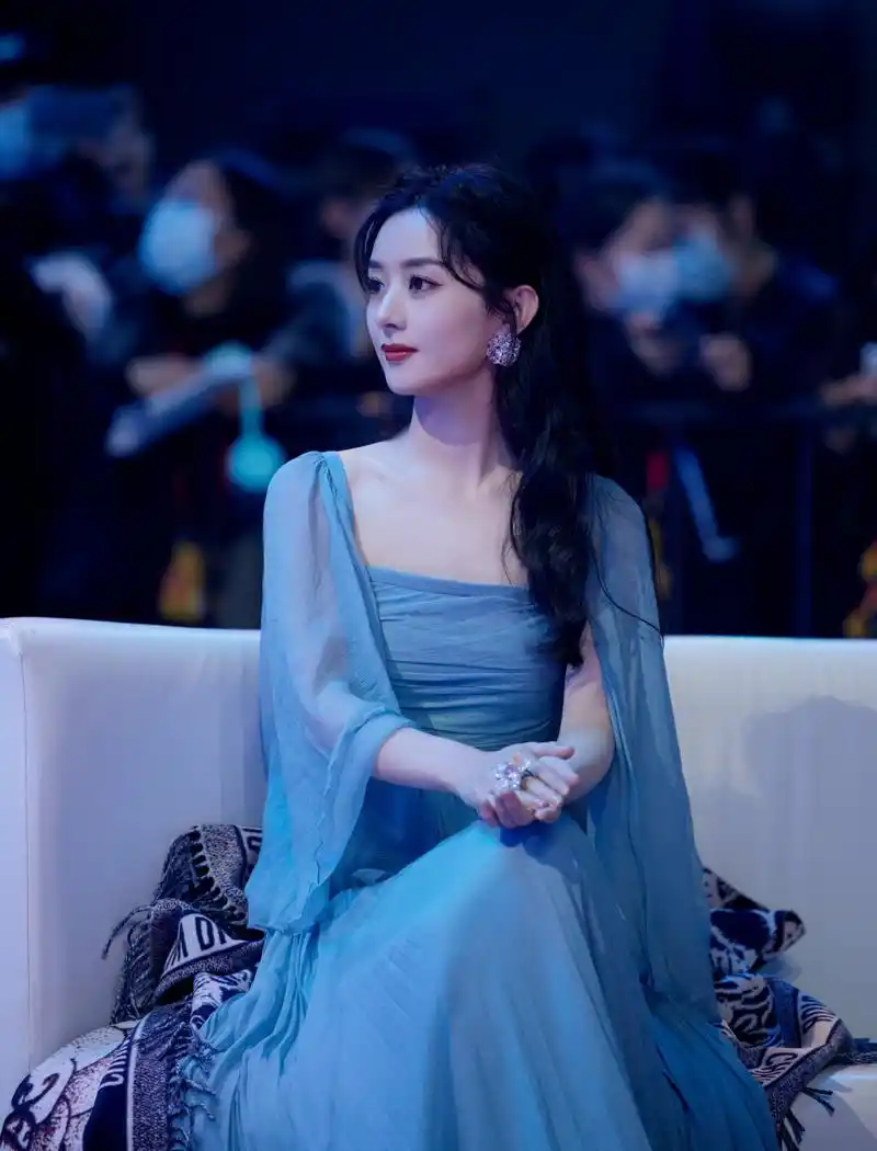 赵丽颖 今日出席#腾讯视频星光大赏# ,获"2020年度影响力艺人"荣誉