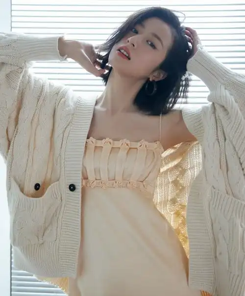 周雨彤穿吊带裙秀白皙香肩 肌肤娇嫩尽显女性诱惑