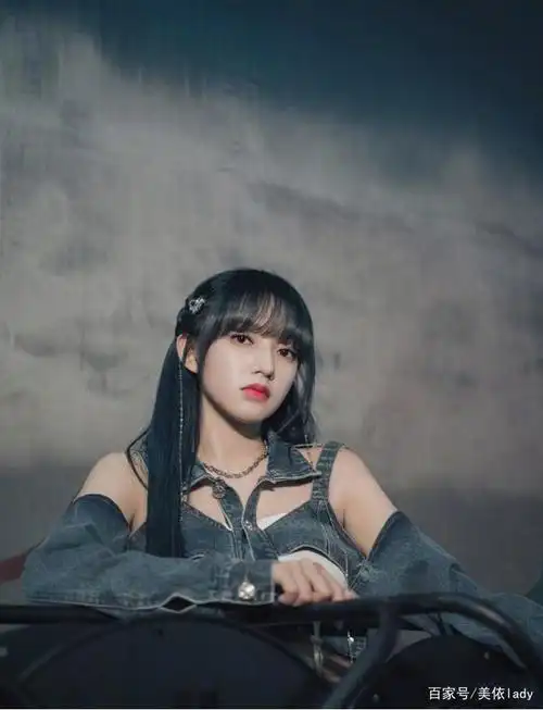 奶潇程潇五官精致的美艳型美女有点萝莉脸