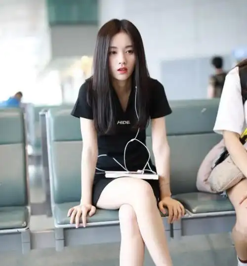 机场的鞠婧祎太美了可盐可甜撩到不行10cm超短坐姿太女人