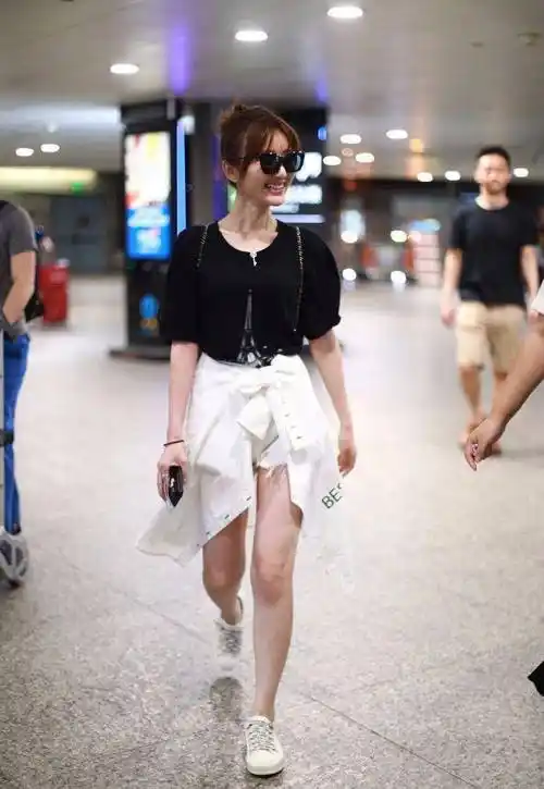 毛晓彤化着精致妆容现身机场,也就上半身能看,个子太矮了_时分_身高