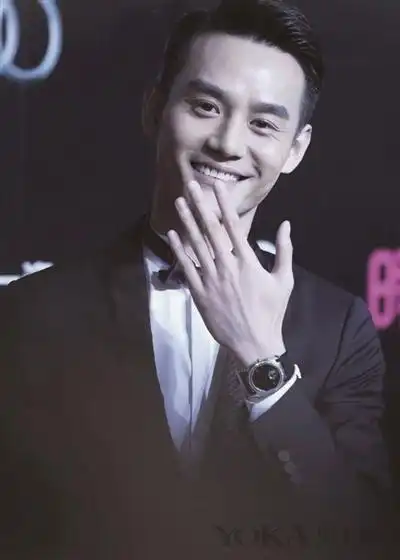 王凯的中指长度刚好达到iphone6 plus的音量键位置,大概有11厘米长.