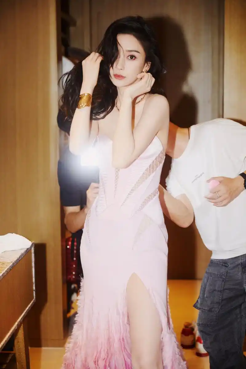 杨颖angelababy粉色抹胸羽毛裙,薄纱堆叠流羽飞舞,朦胧曼妙甜美怡人