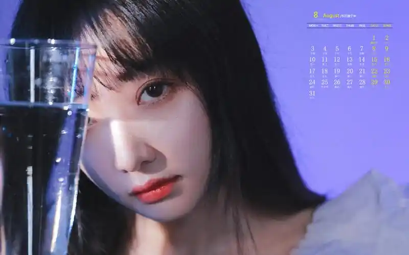 2020年8月清纯白皙美女高清日历壁纸