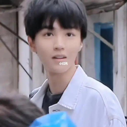 少年回眸一笑让我看得出了神